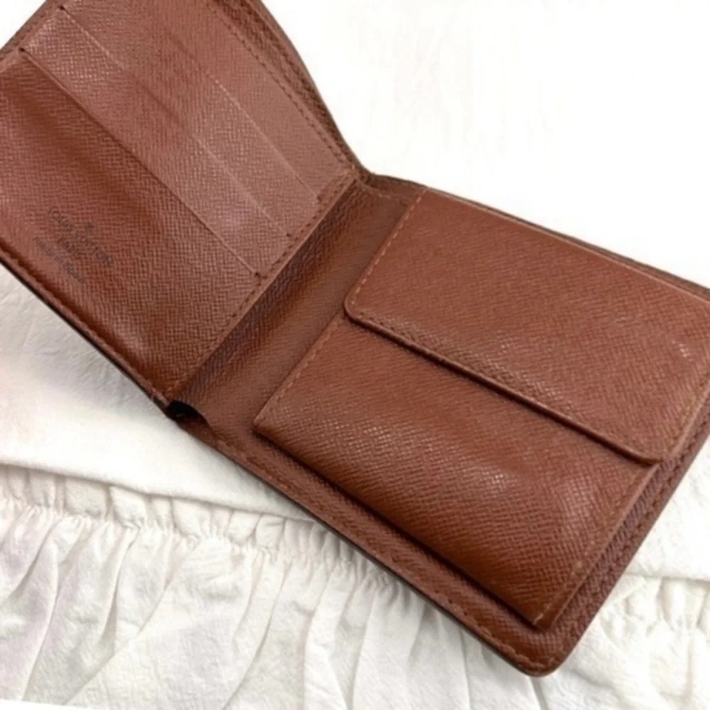 AUTHENTIC Louis Vuitton wallet or credit card holder.